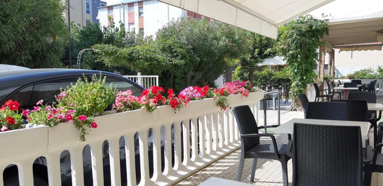 Hotel Laika Rimini Buitenkant foto